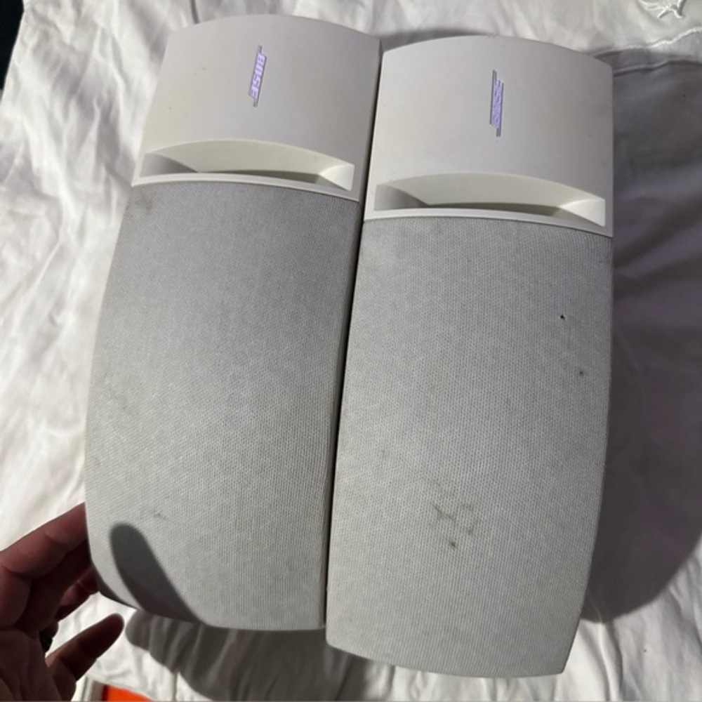 Bose 161 Bookshelf Speakers - White Set Of 2 Sold As Is Just The Speakers
